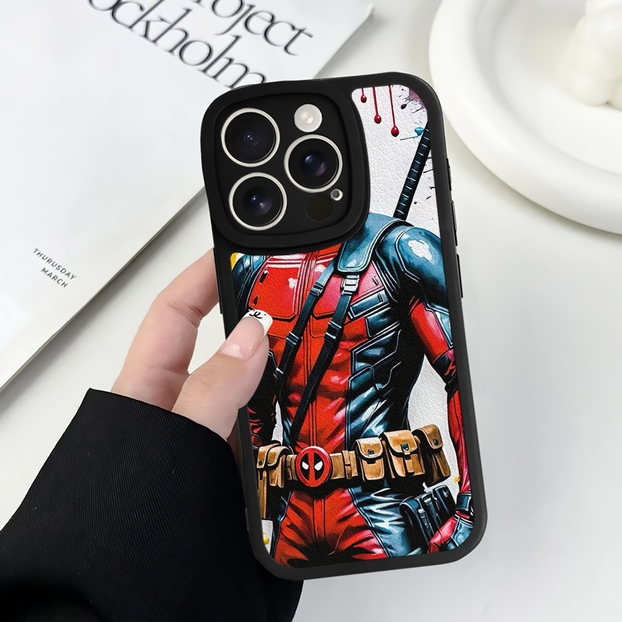 （画像用） Deadpool デッドプール 【iPhone 16シリーズ対応】シリコンスマホケース（レザー調） 材質：シリコン